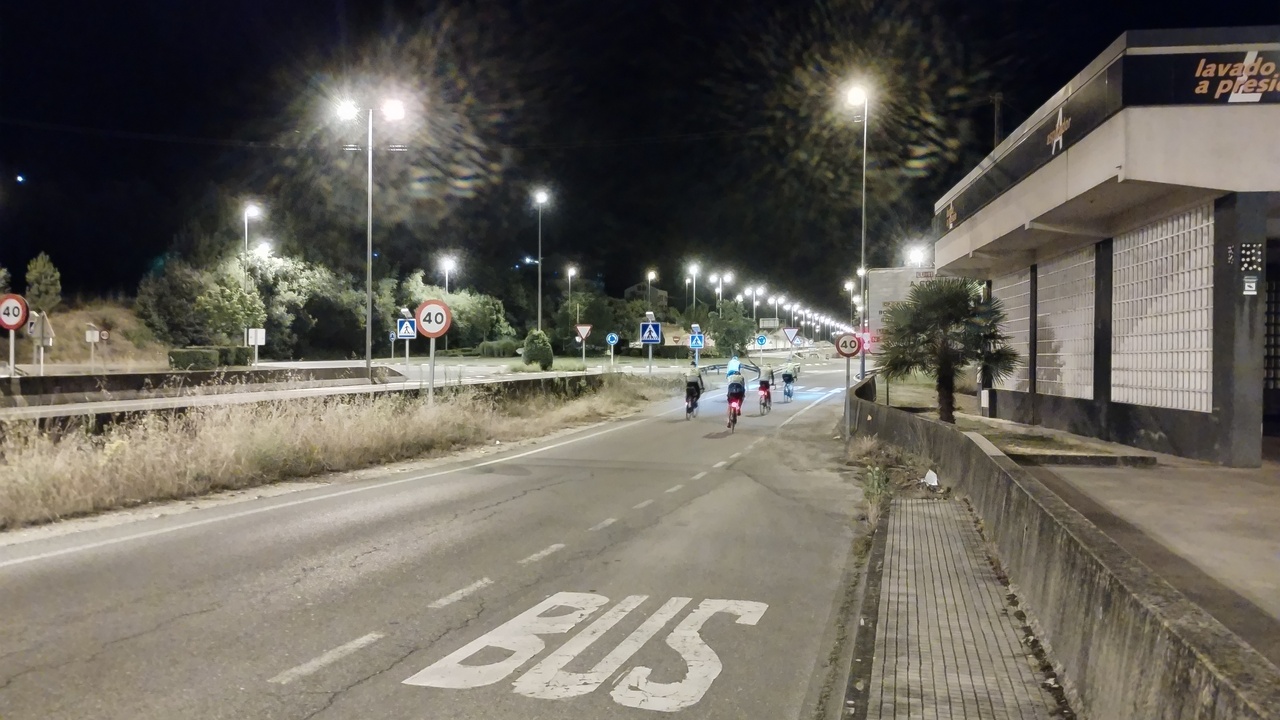 The guys, leaving after the short stop in Lugo, into the night with 910 km still to ride.