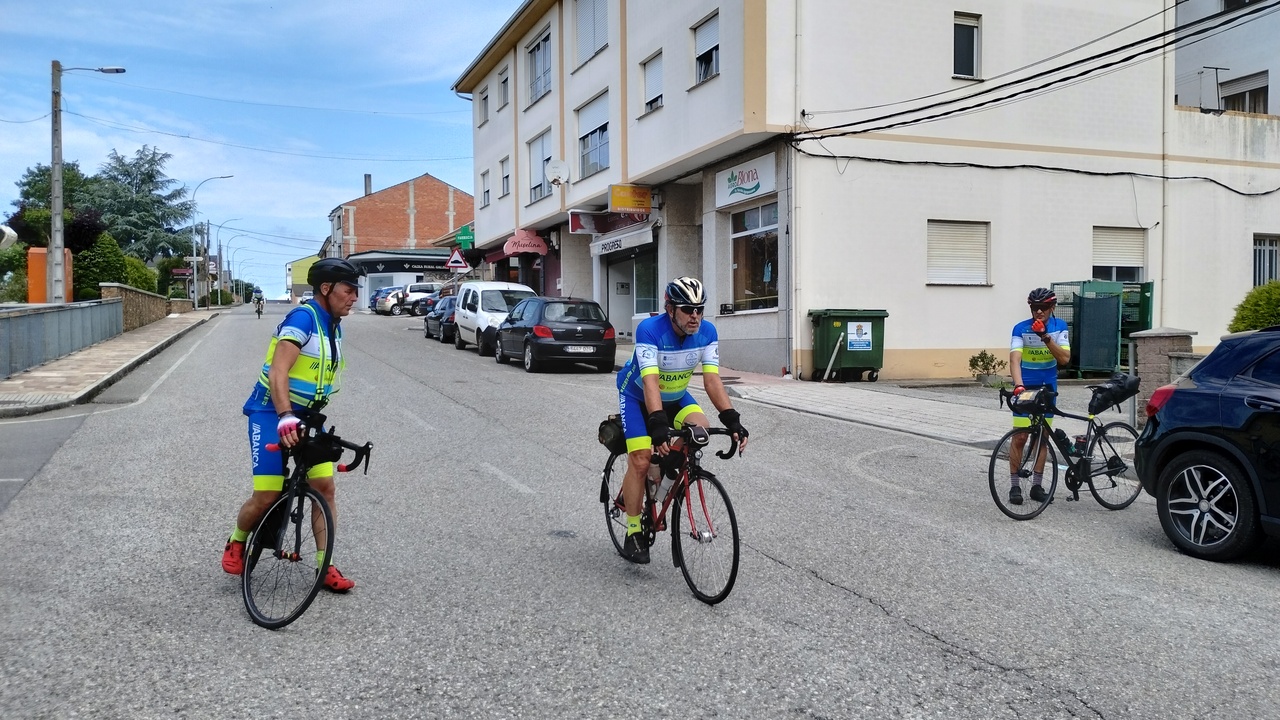 Emilio, arriving in A Pastoriza and asking if there was any tortilla left in the bar. Luis Castro to his right, Fran to his left.
