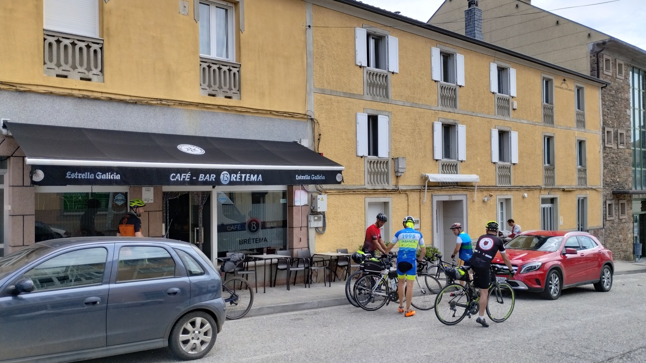 A few members of our little group, plus a portuguese randonneur called Helder, getting ready to leave A Pastoriza
