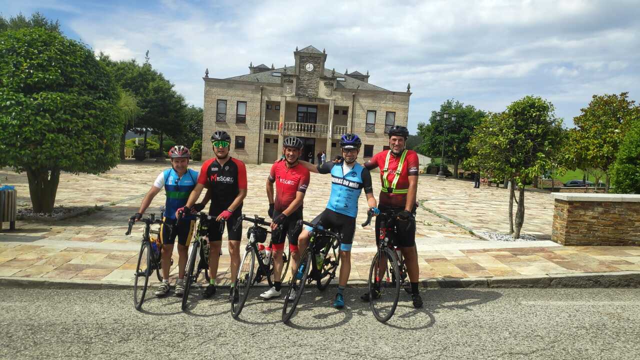 From left to right, Cesar, Oscar, Jose, me and Dani, with A Pastoriza's city council building behind us