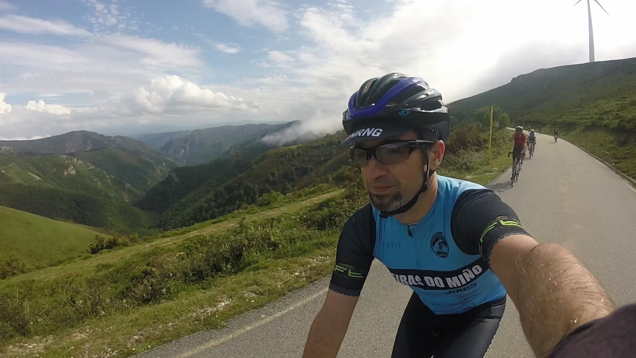 Me, riding by one of the ridges of Serra da Bobia, chased by Jose and the others