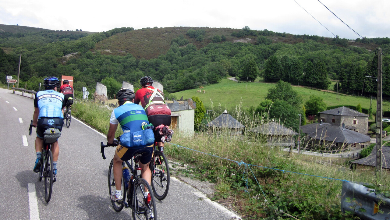 The whole group, passing by the village of Santa Eufemia