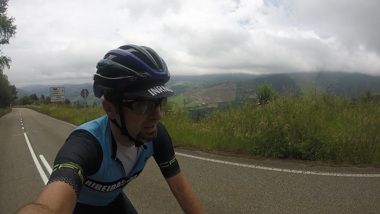 Me, going up the climb, after passed the road sign before the cross to Taramundi or Vegadeo