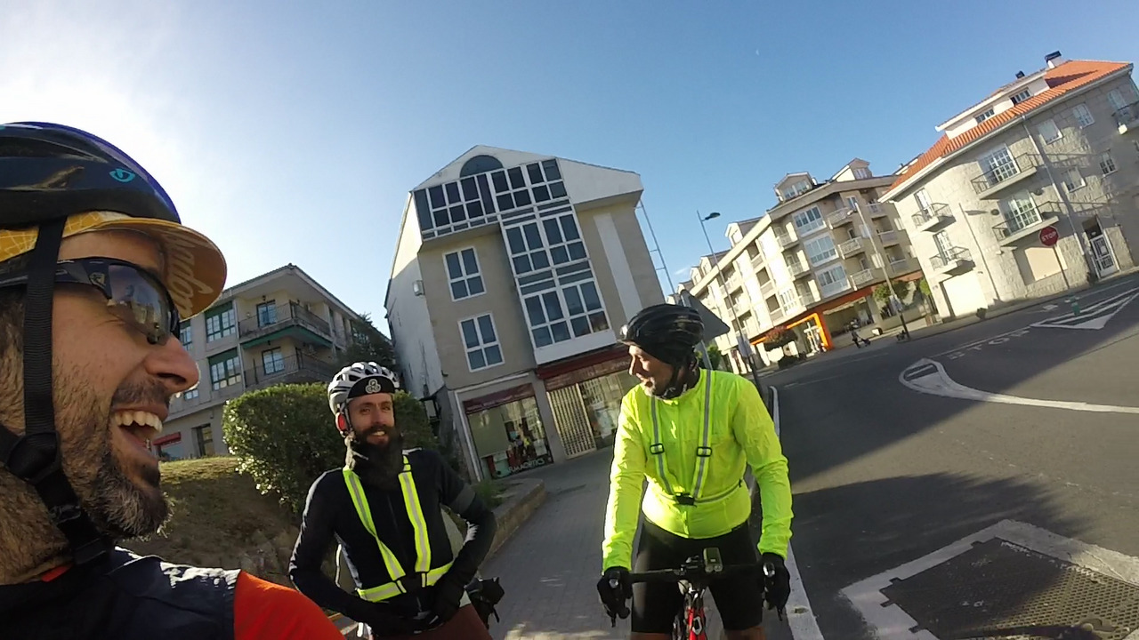 Me, Alex and Dani, laughing and happy under the sun, after our stop in Allariz for breakfast. It was early morning and We were freezing cold, but the sun felt so good