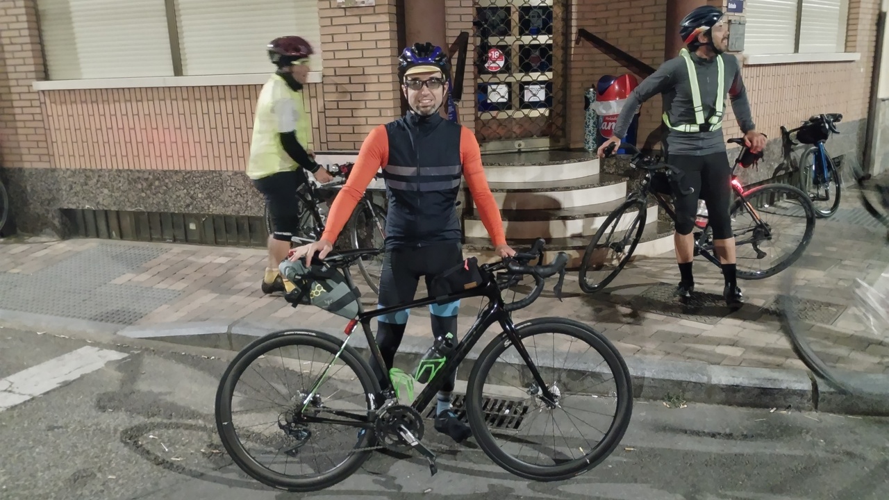 Me and the synapse, in front of the stairs of the bar Oasis in San Justo de la Vega, after the first 400 Brevet