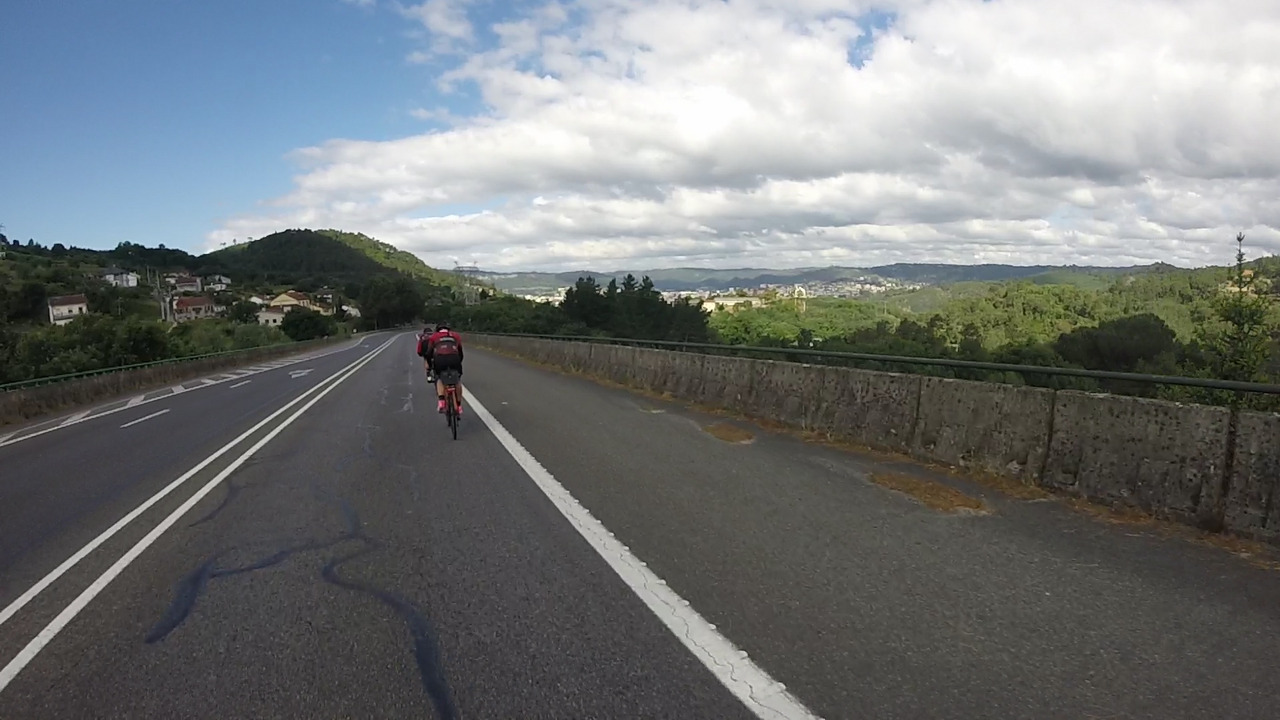 Edgar and Dani, on the last descent before arriving in Ourense for the second time. To the right, there is a view of the city of Ourense from above