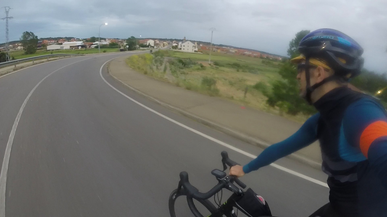 Me, taking the last turn before entering San Justo de la Vega