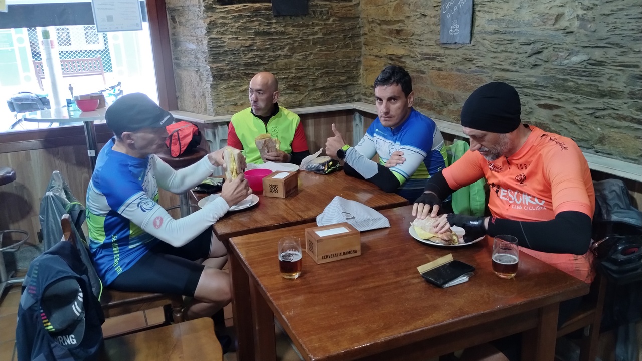 Having lunch in a restaurant in As Pontes, bocadillos for everybody