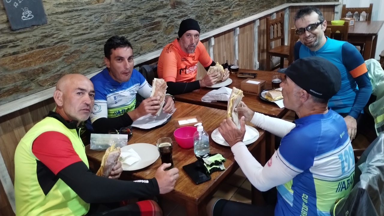 Having lunch in a restaurant in As Pontes, bocadillos for everybody, this time with me on camera