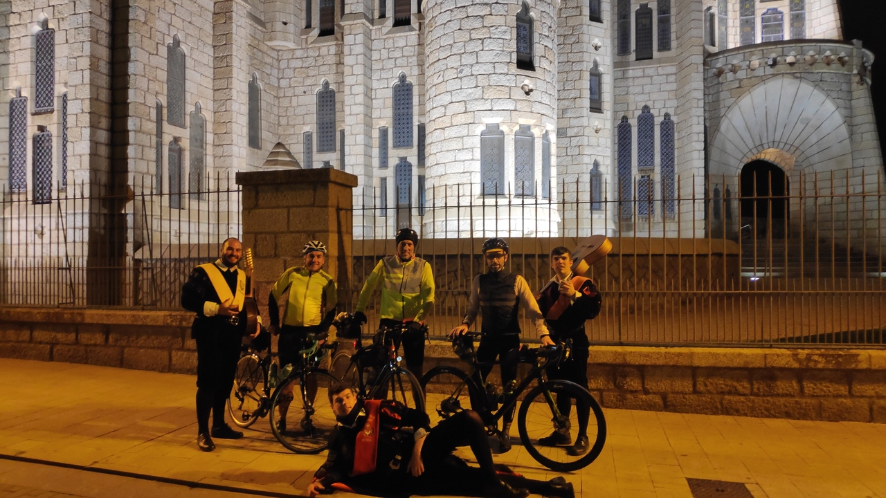 Ferreiro, Dani and me, surrounded by some 'tunos' in front of the 'Palacio de Gaudi' at the finish line