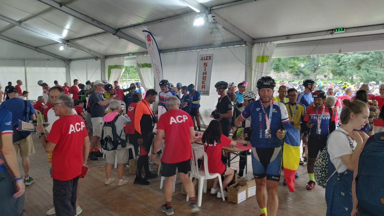 Lots of benévoles and randonneurs around one of the table where the finishers were getting their stamps and medals