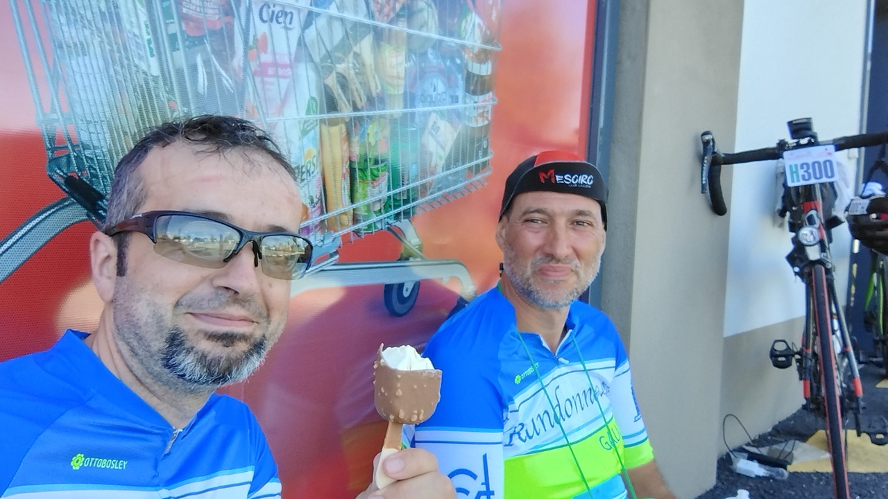 Dani and me, enjoying some ice cream while we waited for Ferreiro to be ready