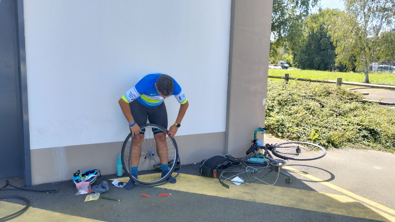 Ferreiro, replacing the punctured inner tube... for the second time