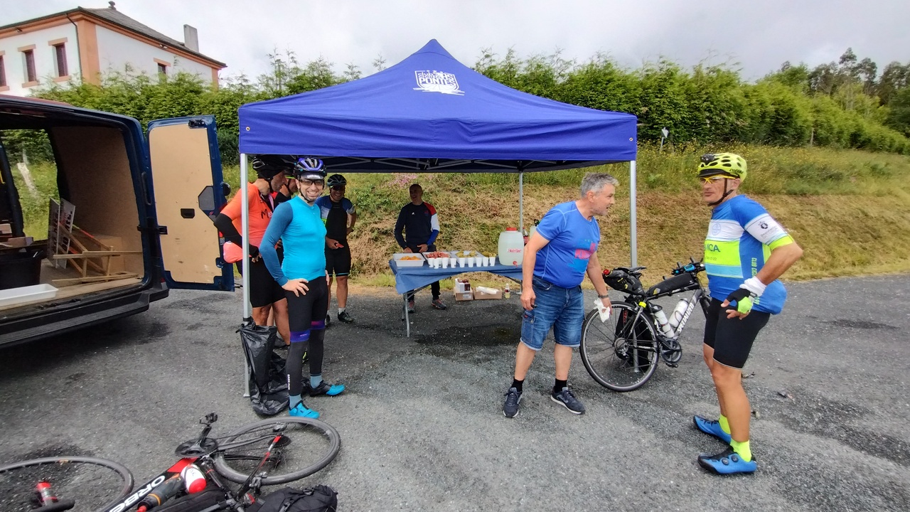Picture of the canopy from the XXIII Desafio Vila de As Pontes with our group refilling there and talking to the organizers, this time I'm on the picture too, smiling in the center of it