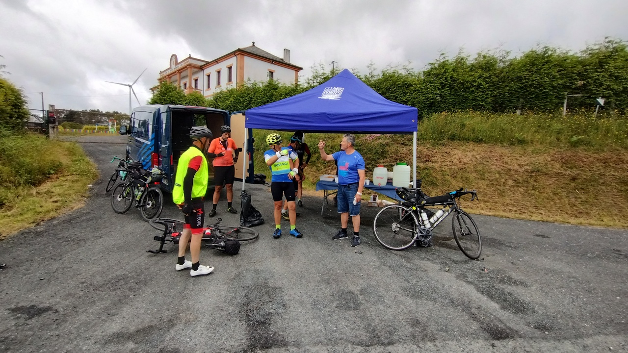 Wider picture of the canopy from the XXIII Desafio Vila de As Pontes with our group refilling there and talking to the organizers