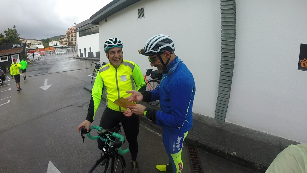 Ferreiro and Alfonso, by the gas station in Baiona, laughing at some misunderstanding in Alfonso's brevet card