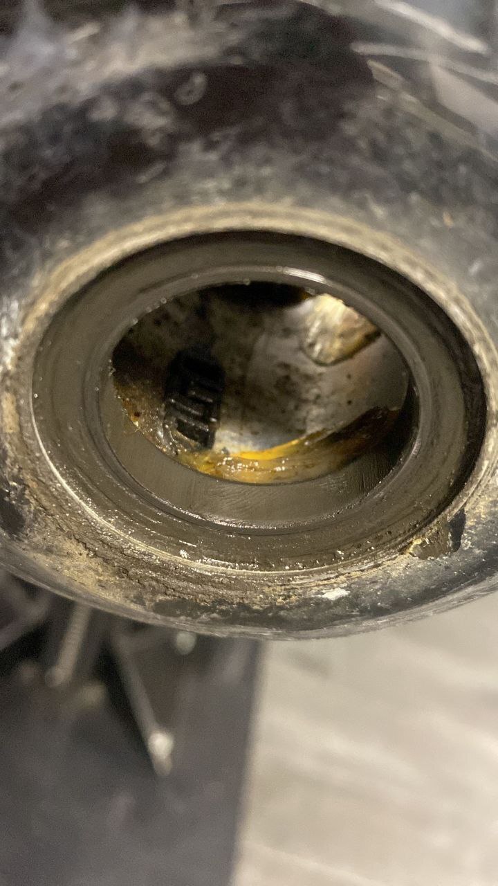 Close-up picture of the old BB30 bottom bracket in my synapse