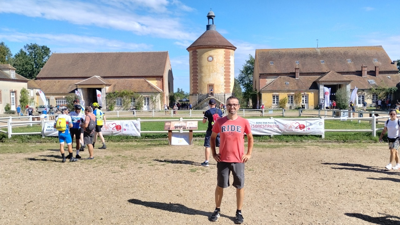 The entrance to the place where acreditations, maillots, gillets, etc were being assigned to the participants