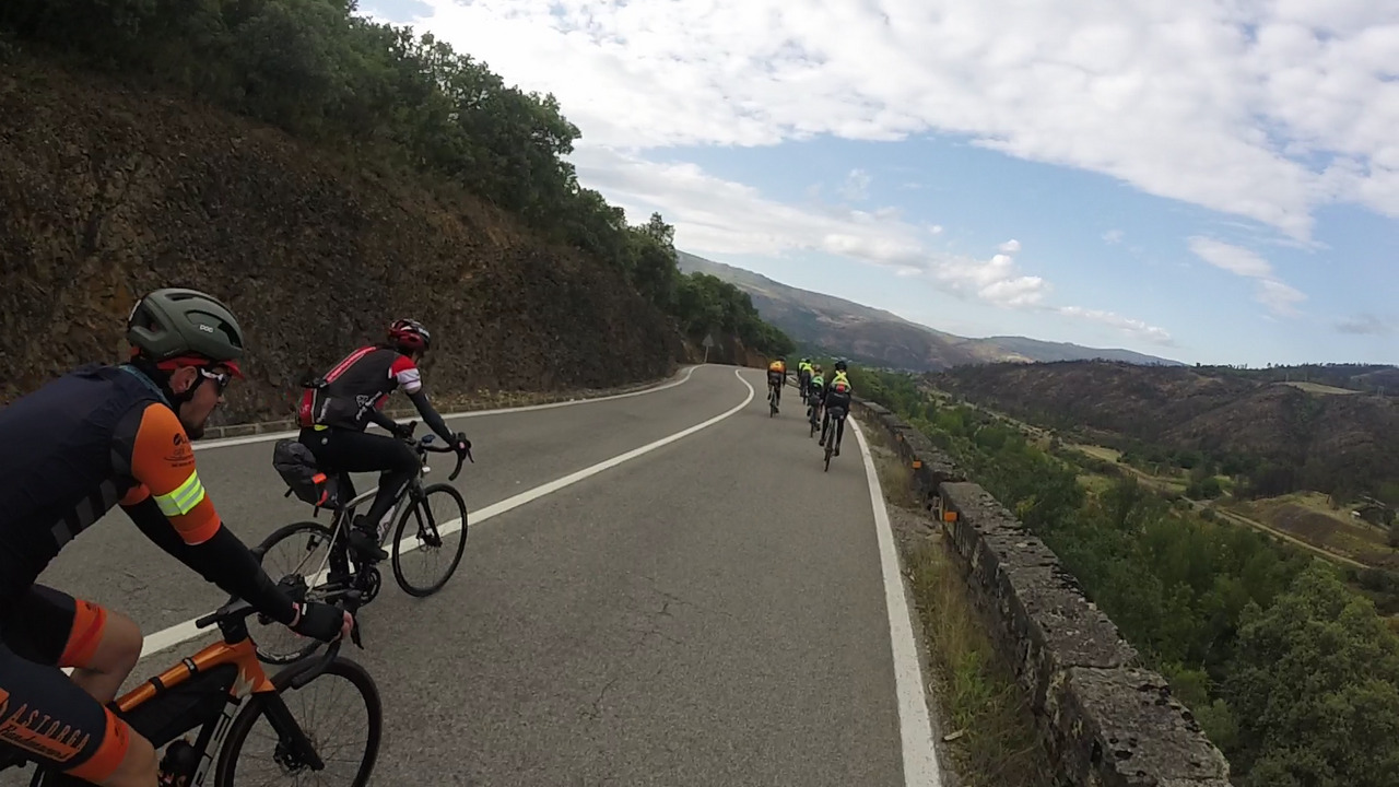 The group, starting to fall apart, in one of the last descents before Puente de Domingo Flórez