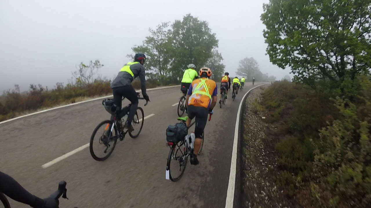 Sergio Pulido, Valentín, Saúl, Roberto and a few others, on a smooth road towards Foncebadón, the mist/fog was starting to cover everything around us
