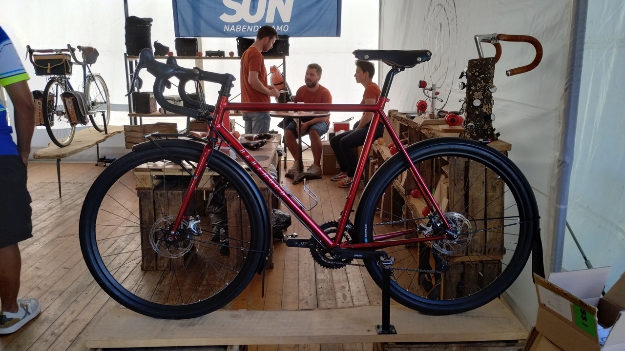 A beauty of a bike from the Berthoud cycles, steel with a superb red paint job, disc brakes and recent components. I think I've fell in love <3