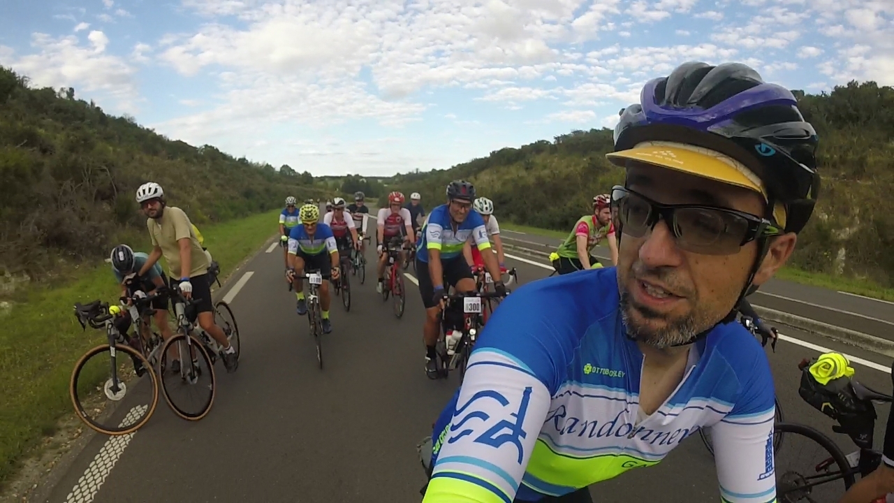 Riding inside a bigger group, with lots of people dangerously filling the road, someone had some mechanic trouble and was stopped by the road