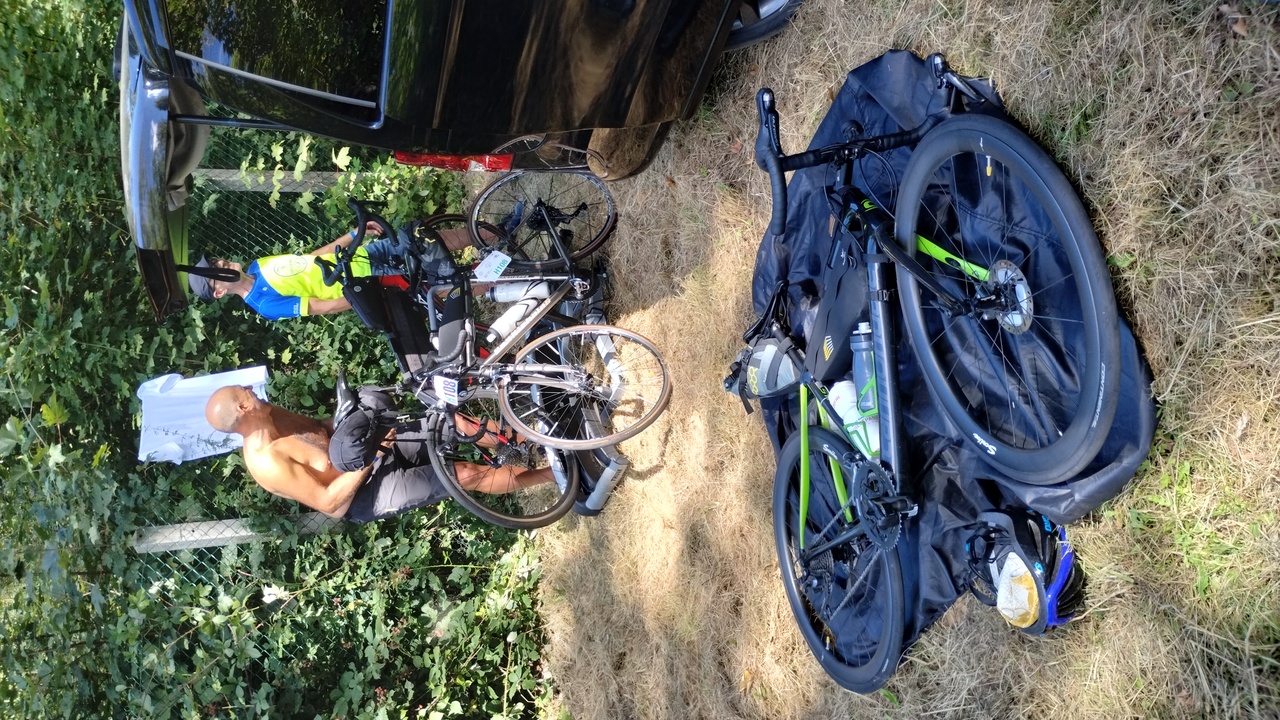 Getting the bikes ready, second step, check those bikes while Manolo and Ferreiro unloaded theirs from the back of the van