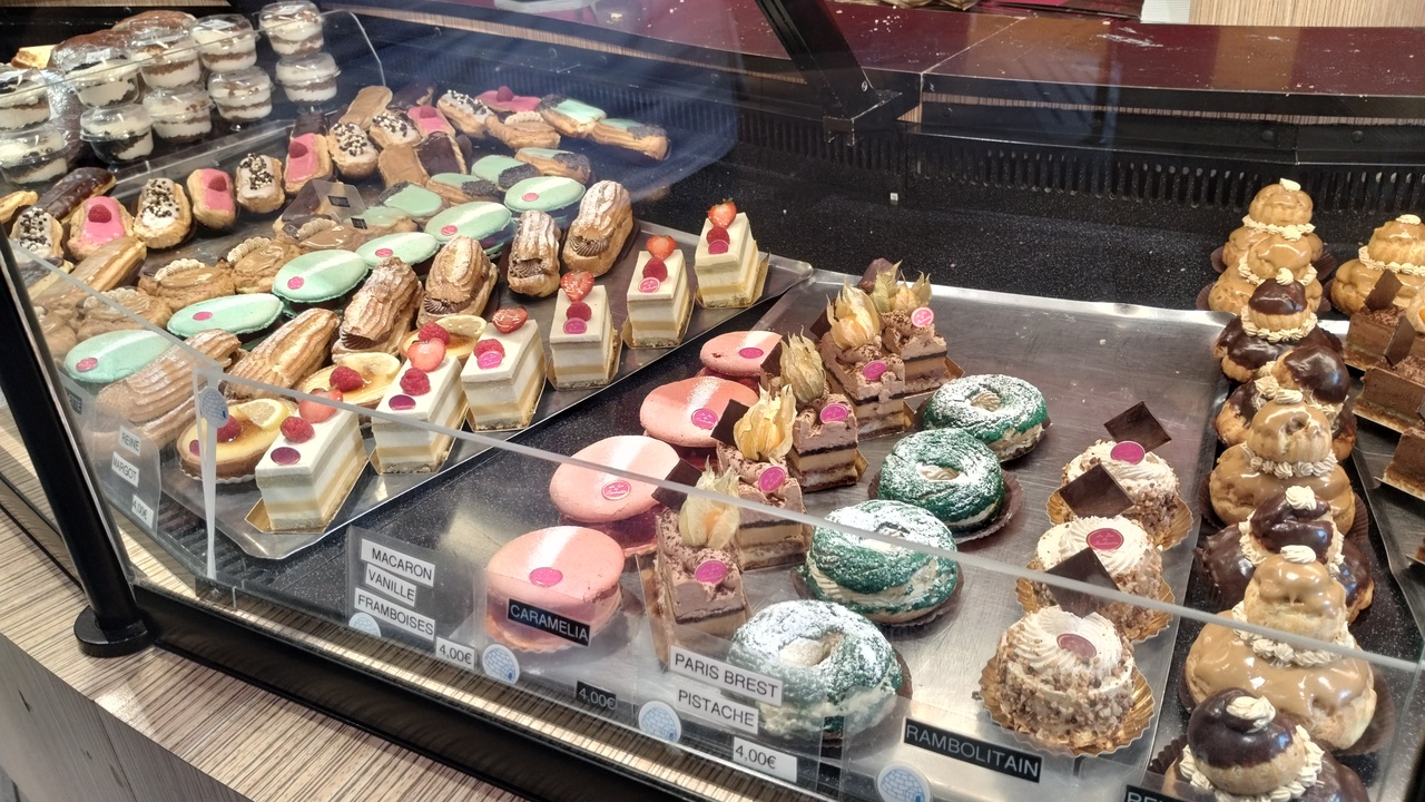 More pastries! Look at those paris-brest pastries... they even had one in green color!