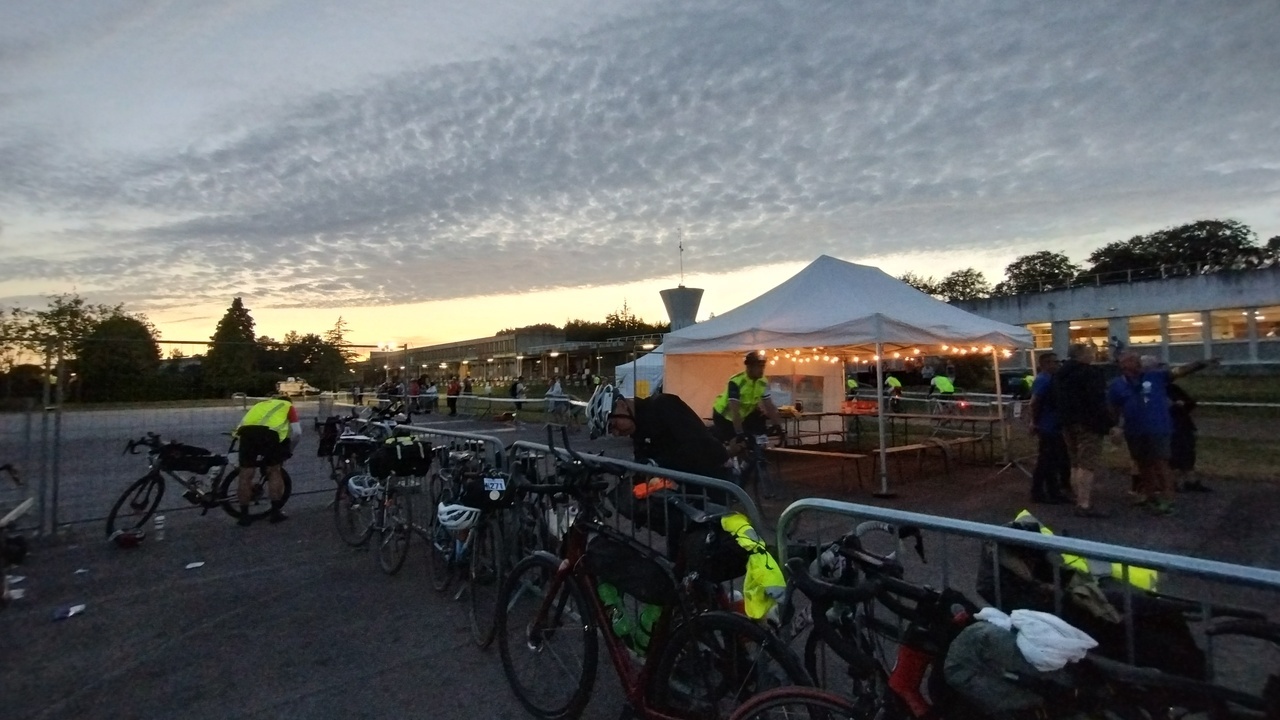 One side of the parking in Carhaix, not many bikes on sight. This was the place to leave the parking and the control, towards Brest