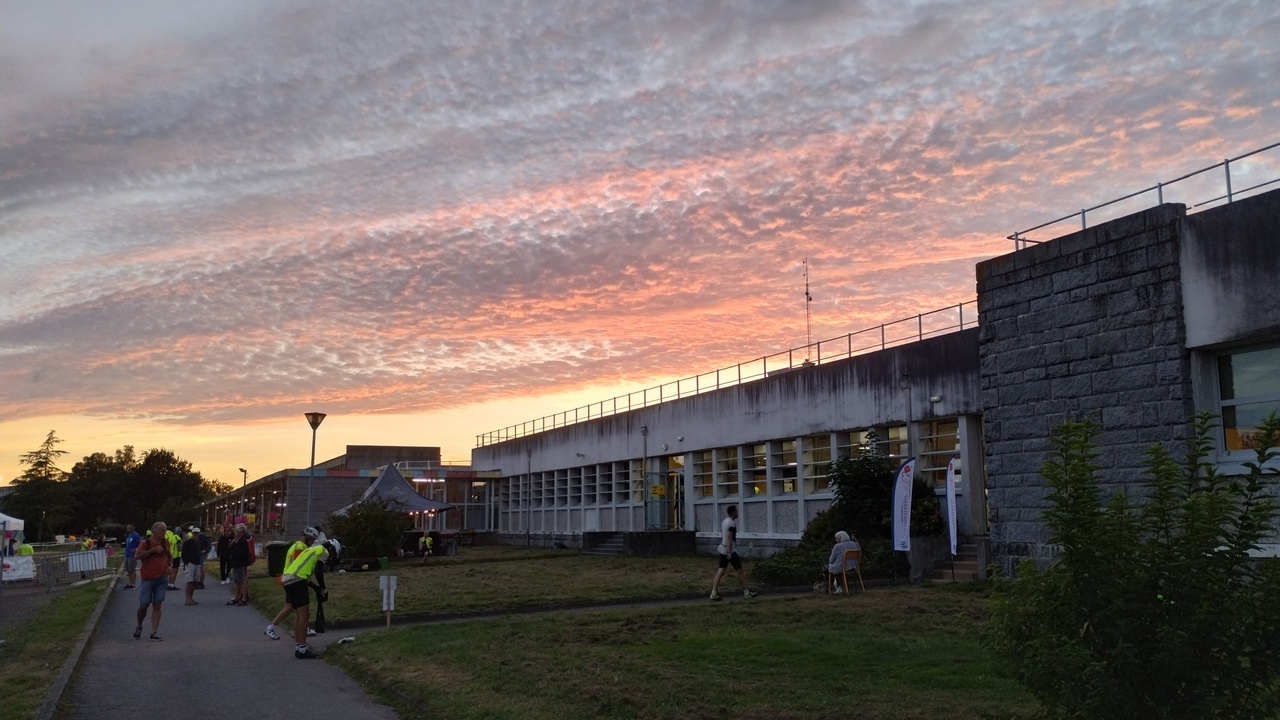 The beautiful sky we had while leaving the control in Carhaix Plouguer, clouds broken into lots of small pieces in blue, white, pink and orange colors