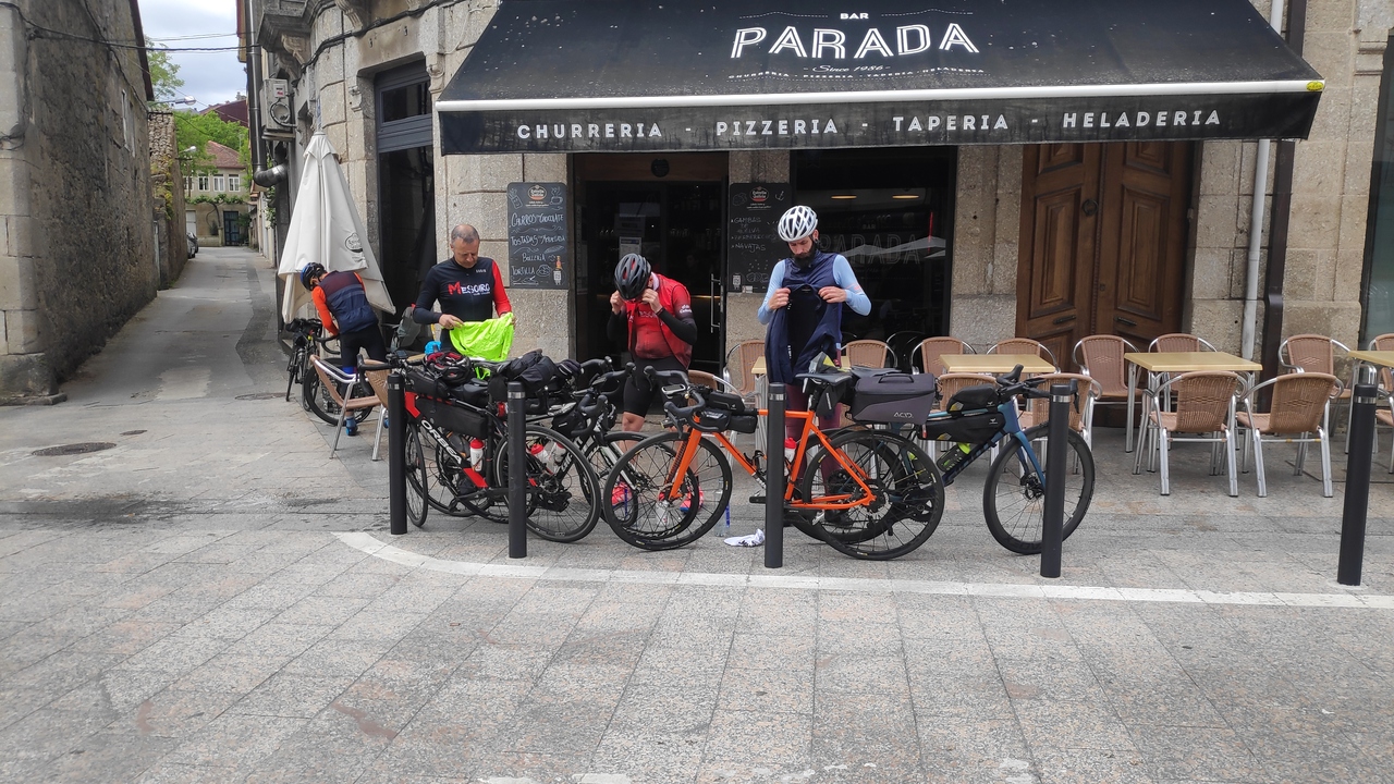 Óscar, Edgar and Alex, after parking our bikes in from of the bar Parada in Chantada, where we were going to have lunch. I'm on the left side of the picture, giving my back to the camera, while sorting things out in my saddle bag