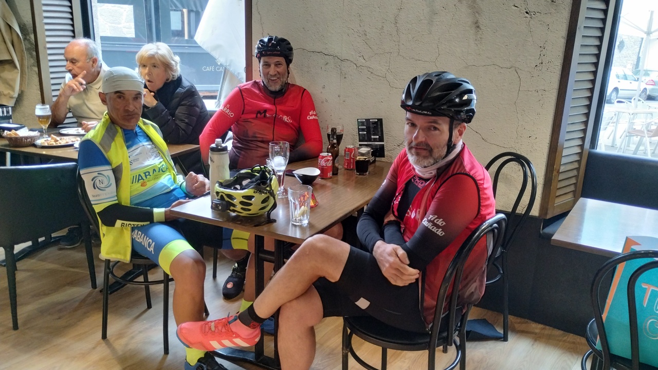 Manolo, Dani and Edgar, sitting at a table in Chantada, waiting for lunch to arrive