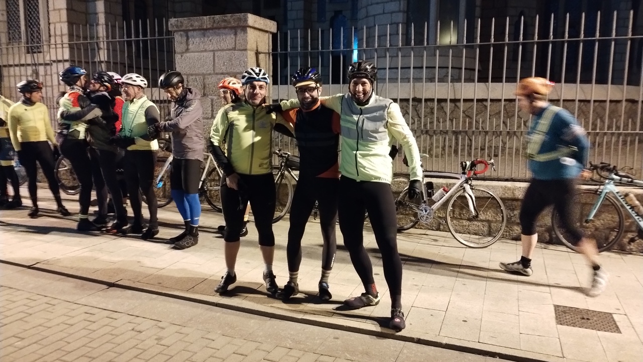 Ferreiro, me and Dani at the start, there are several road bikes leaning on a wall behind us, near the walls of the Palacio de Gaudi palace