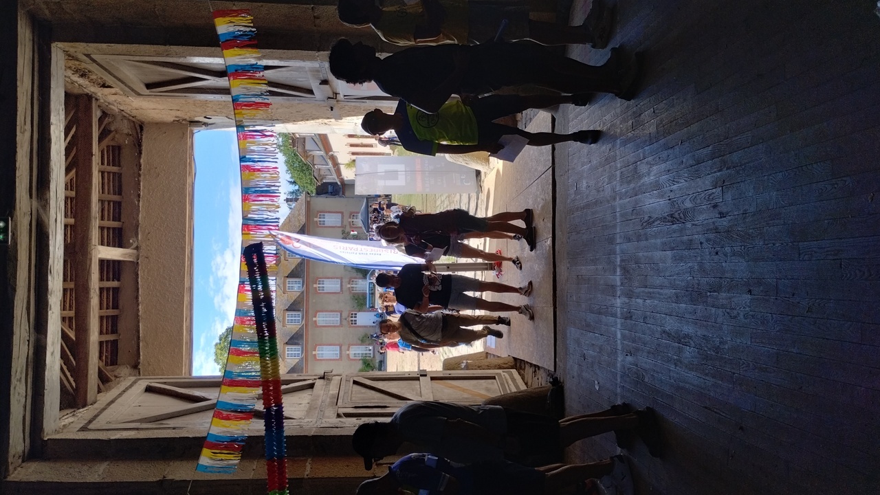 More people coming in to pick up their bags, from the same door we came in a bit earlier
