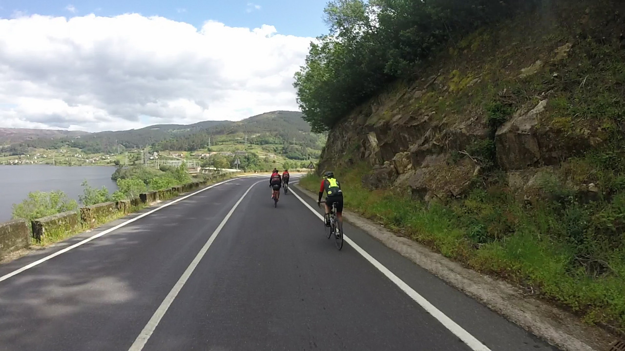 The guys from the Mesoiro CC, going down fast from Moncelo, reaching the end of the descent, all lined up and dressed in the same colors