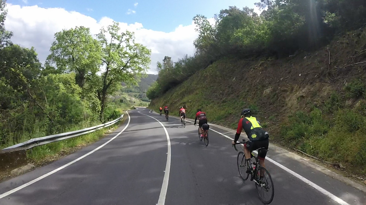 The guys from the Mesoiro CC, going down fast from Moncelo, at the start of the descent, all lined up and dressed in the same colors