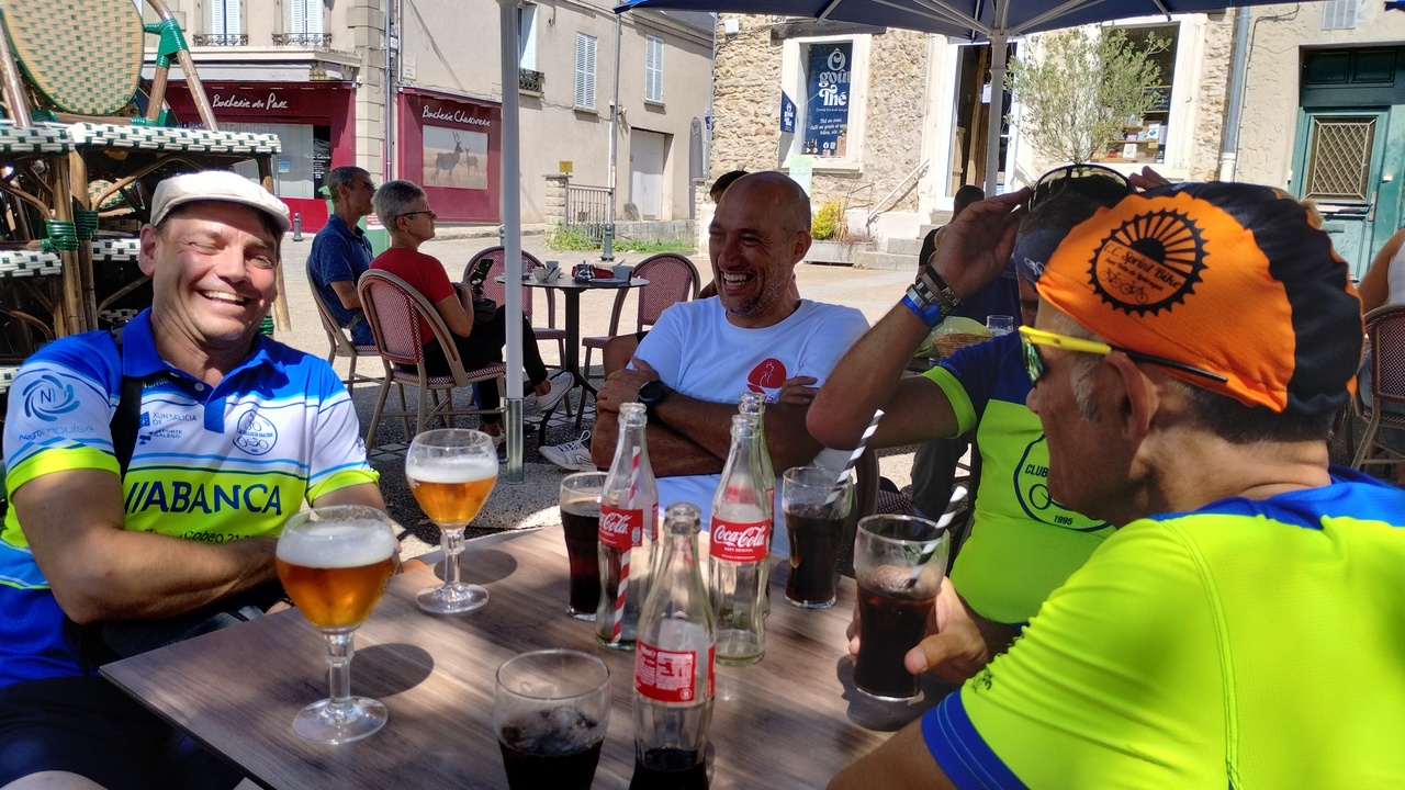The whole group, plus Jose Luis, having some drinks before lunch