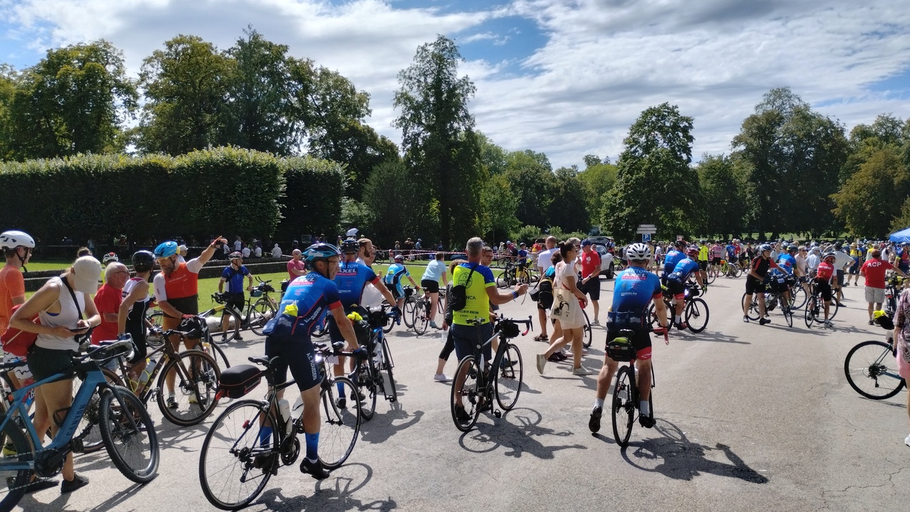 Cyclists and more cyclists trying to find their way around the starting area