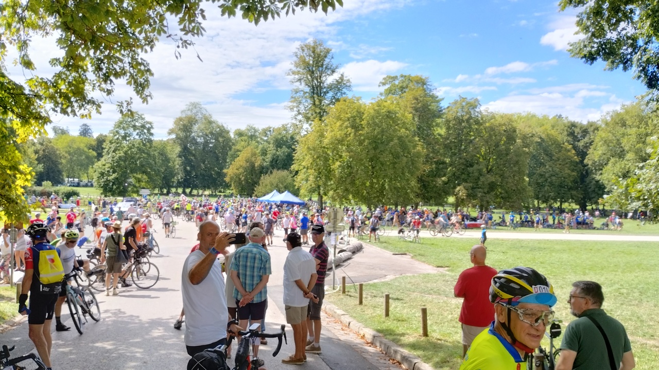 Back to the area near the Chatèau were everybody was gathering for the different start times. So many people already there!