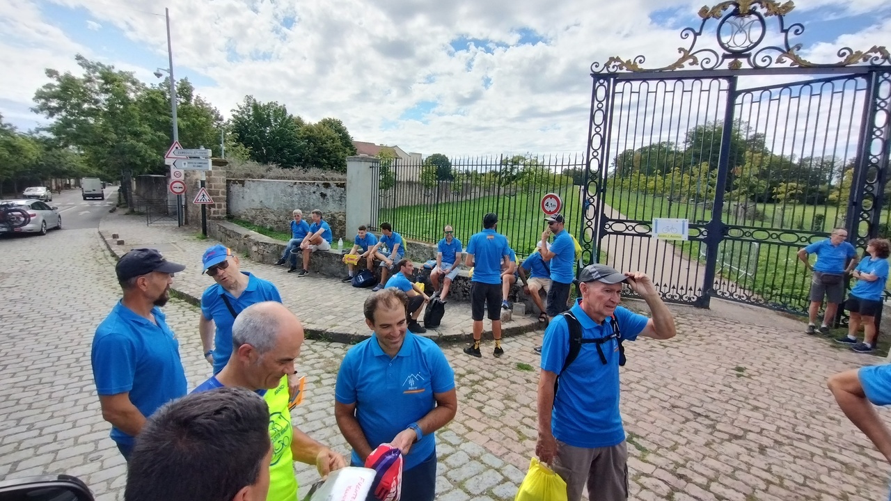 Saying hello to our friends of the FECT expedition at the entrance of Rambouillet