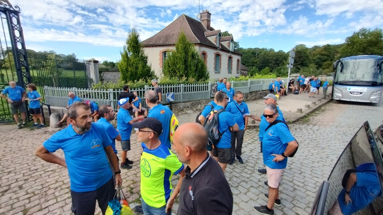Saying hello to our friends of the FECT expedition at the entrance of Rambouillet