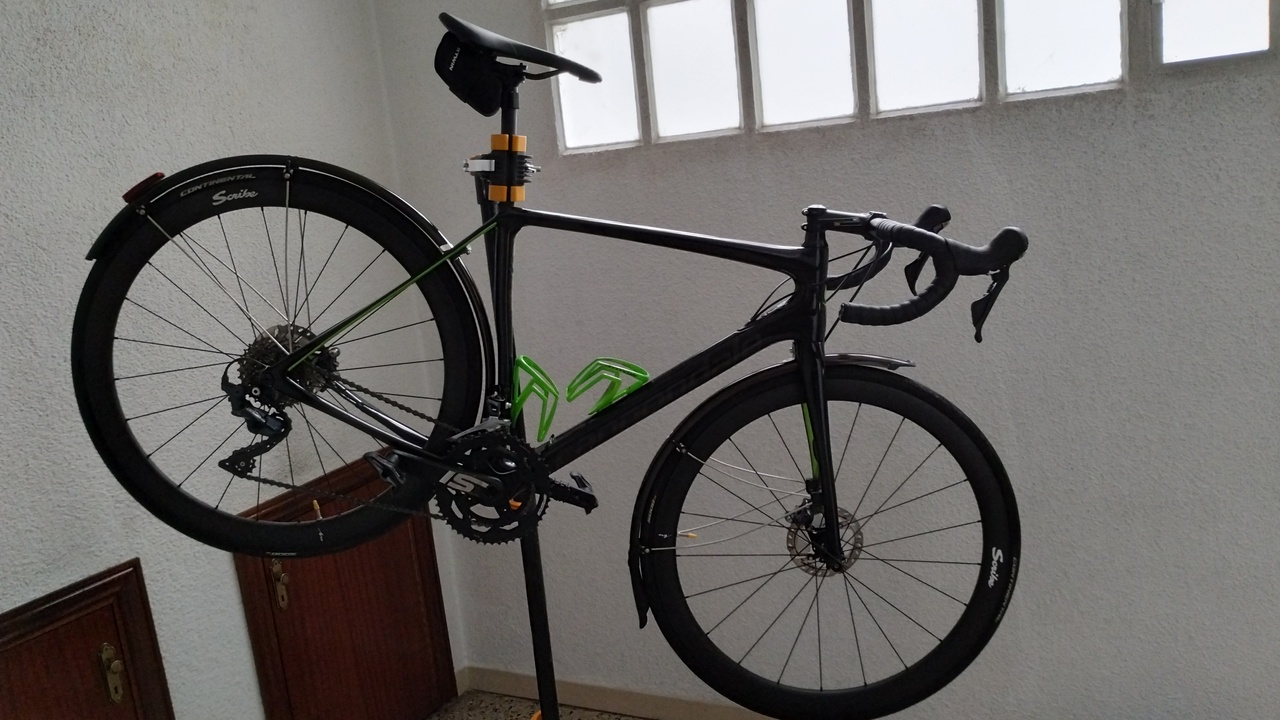The synapse on the stand, both fenders and wheels in place