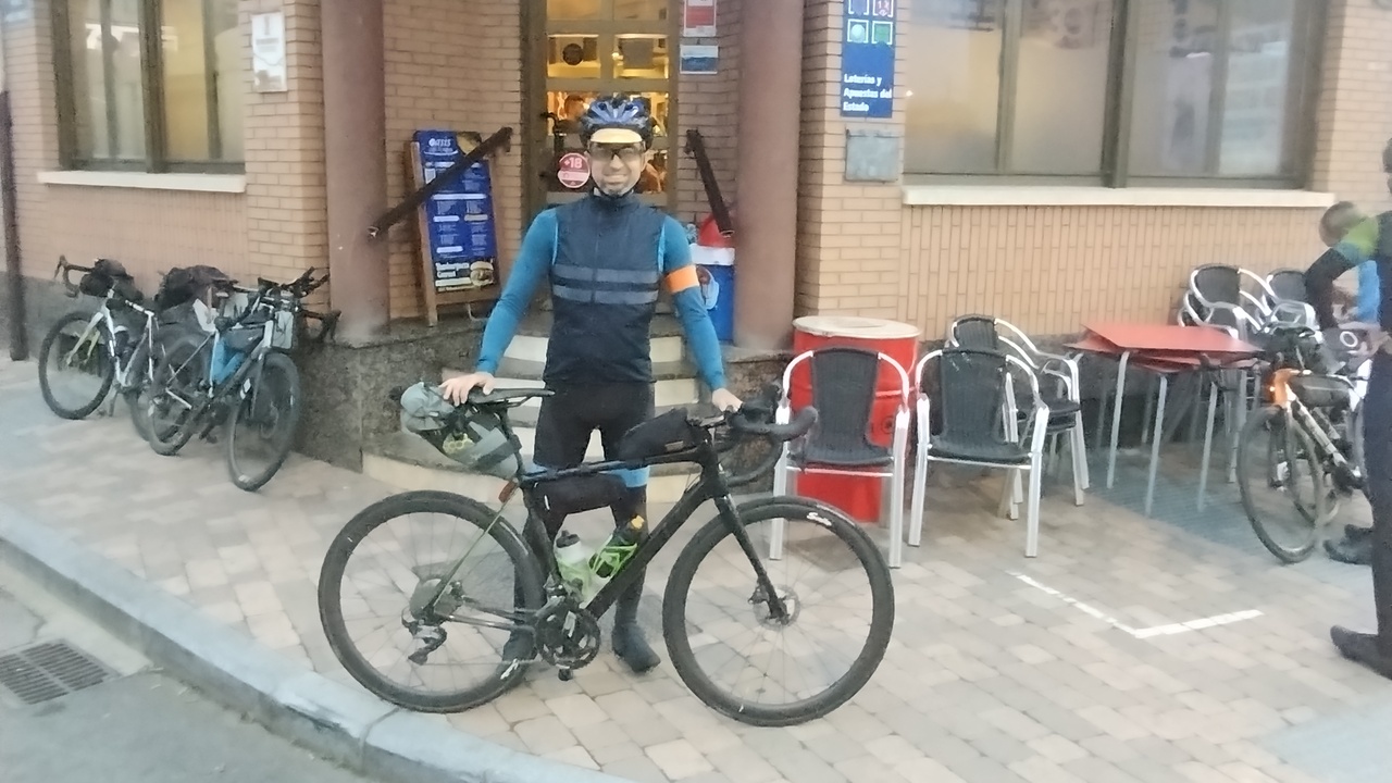 Me and the synapse, on our already traditional picture at the end of every Brevet, this time in San Justo de la Vega, at the door of the Oasis bar