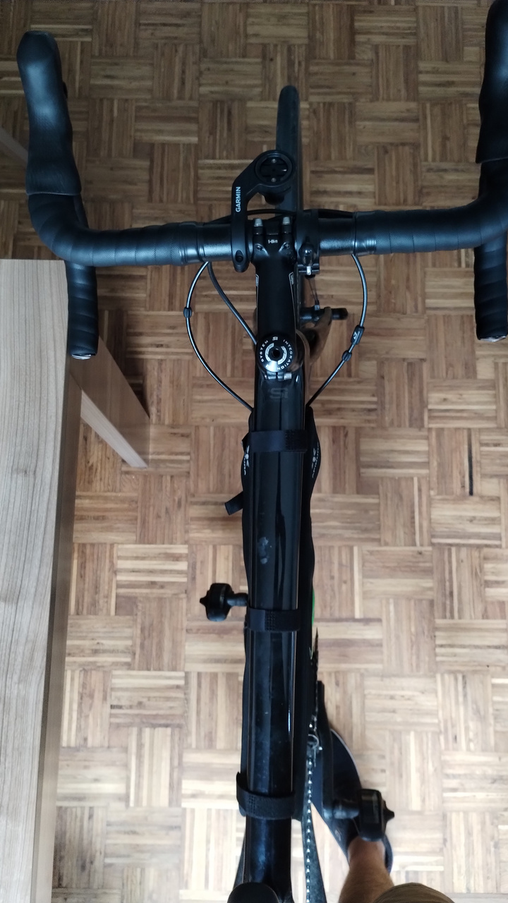Picture of the synapse from above, showing that the frame pack isn't wider than the top-tube