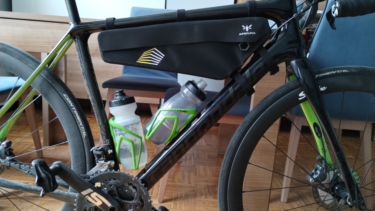 Close up picture of the synapse from its right side, with the racing frame pack installed