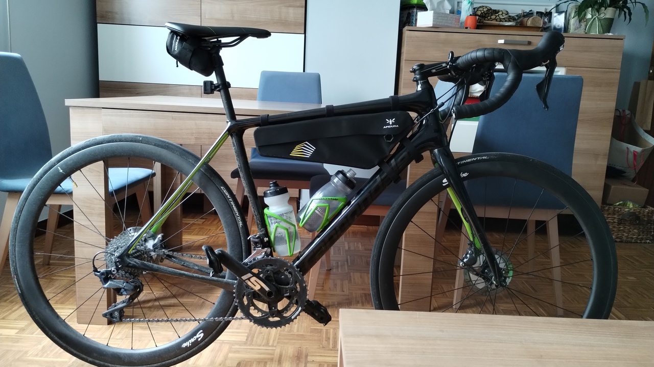 Picture of the synapse from its right side, with the racing frame pack installed