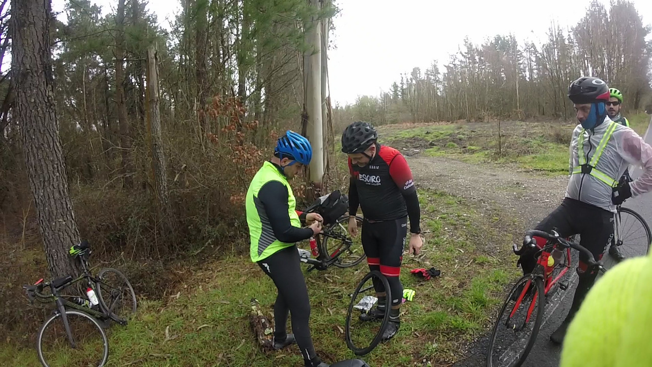 Two cyclists replacing the inner tube of one of their bikes