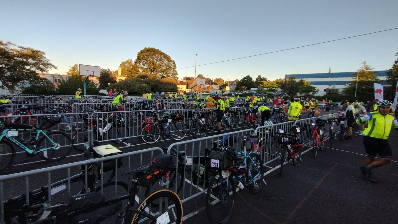 The parking place for the bikes, in Fougerès, full of bikes and randonneurs
