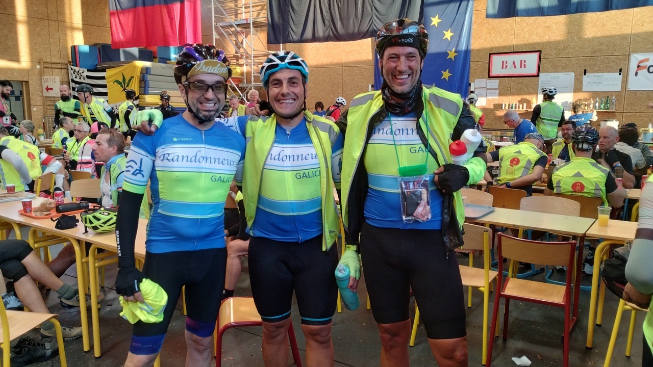 Me, Ferreiro and Dani - The Three Musketeers - smiling and happy, in the control in Fougerès on monday morning