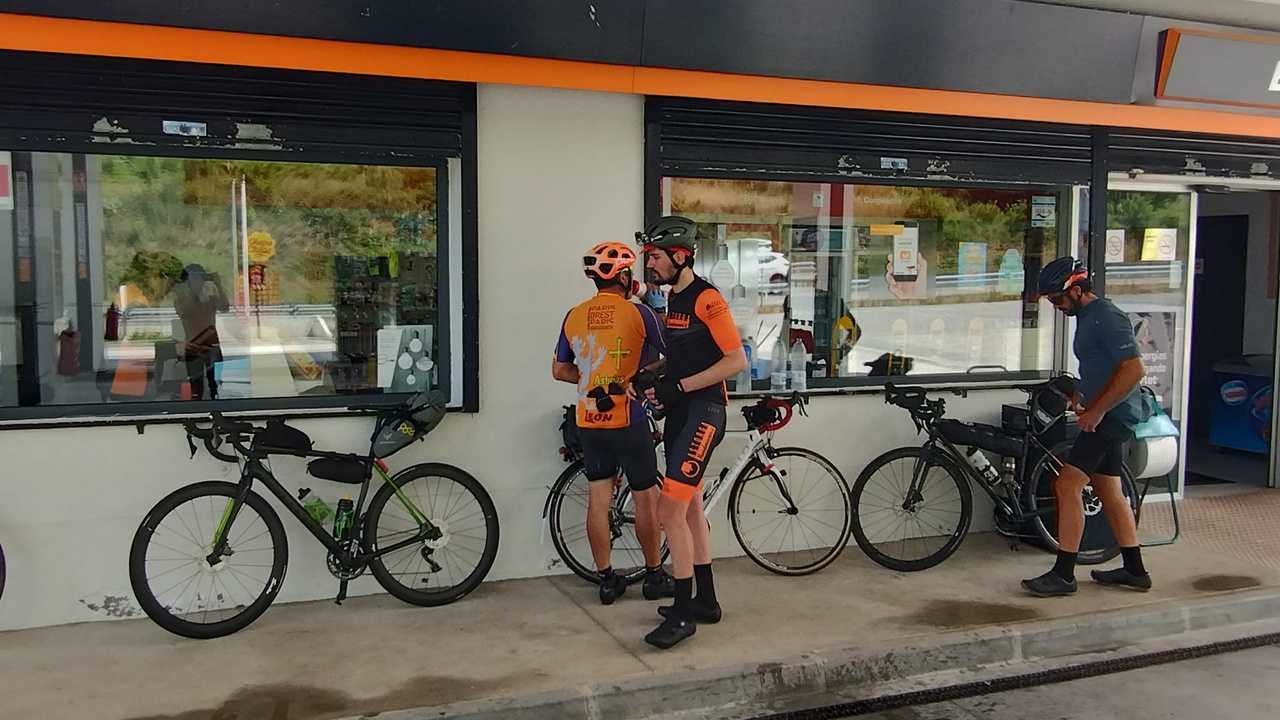 Saúl and both Sergios at the entrance of the gas station, 11km before Monforte